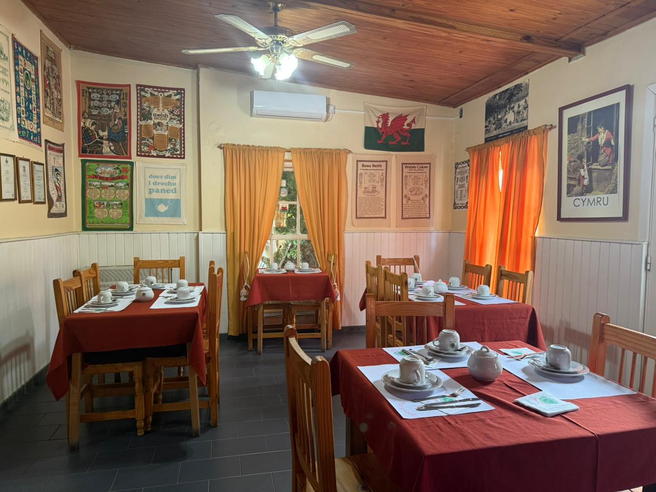 Casa de Té Galés Plas y Coed en Gaiman - Interior 4 con decoración tradicional galesa y servicio de té